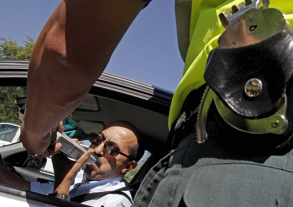Foto: Un guardia civil hace una prueba de alcoholemia a un conductor (Efe)