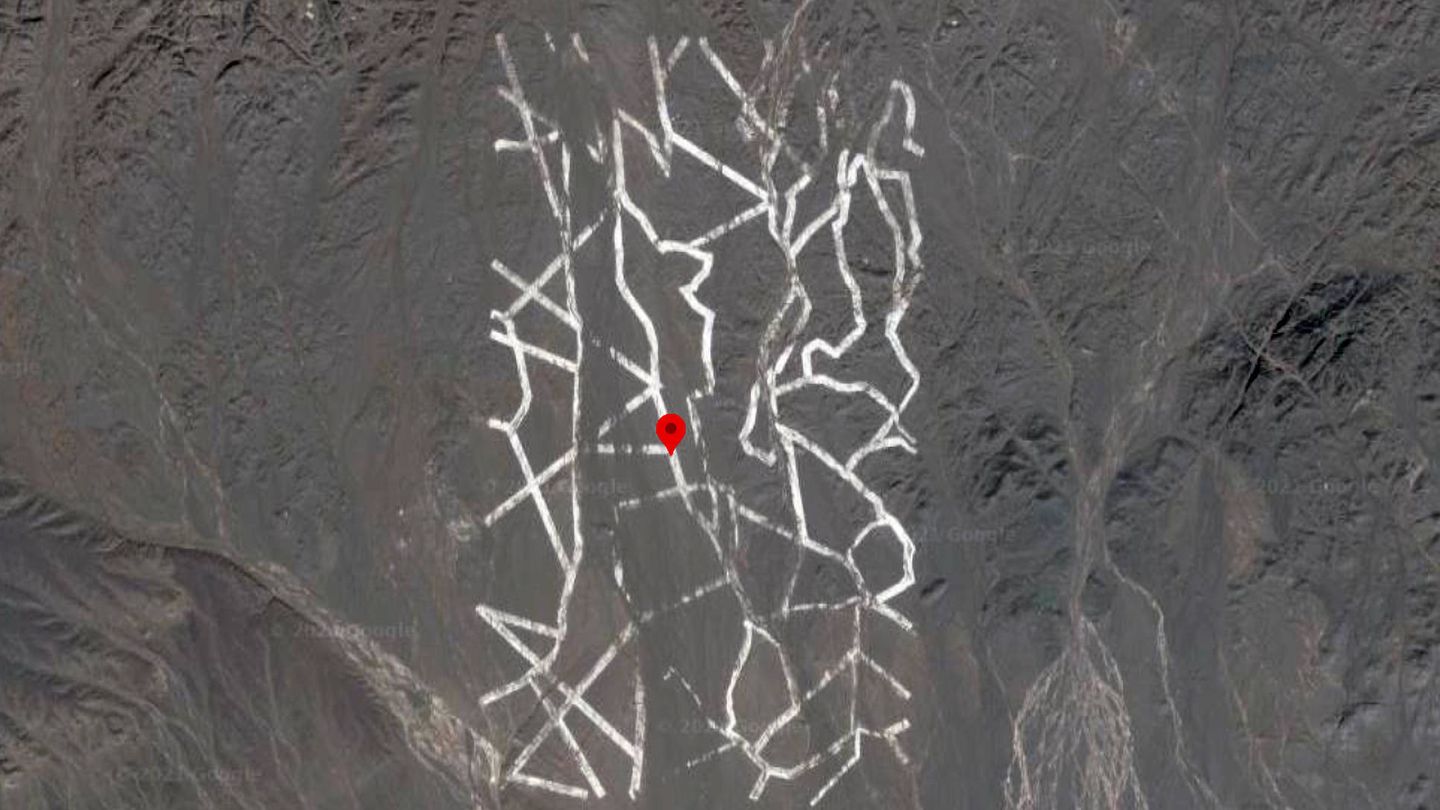 Una de las estructuras en el desierto chino (Google Maps)