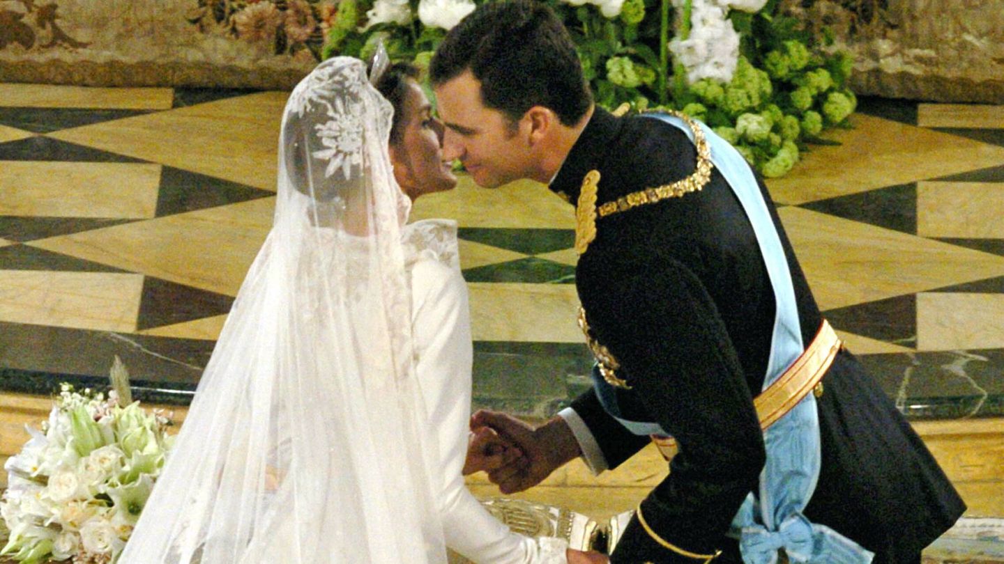 El rey Felipe y la reina Letizia, en el día de su boda. (Getty)