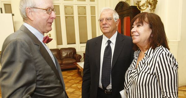 Foto: Borrell y Narbona conversan con el embajador de España en Chile. (EFE)