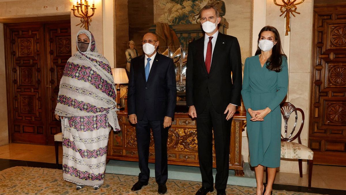 Letizia echa mano de su vestido sevillano como anfitriona del presidente de Mauritania y su mujer