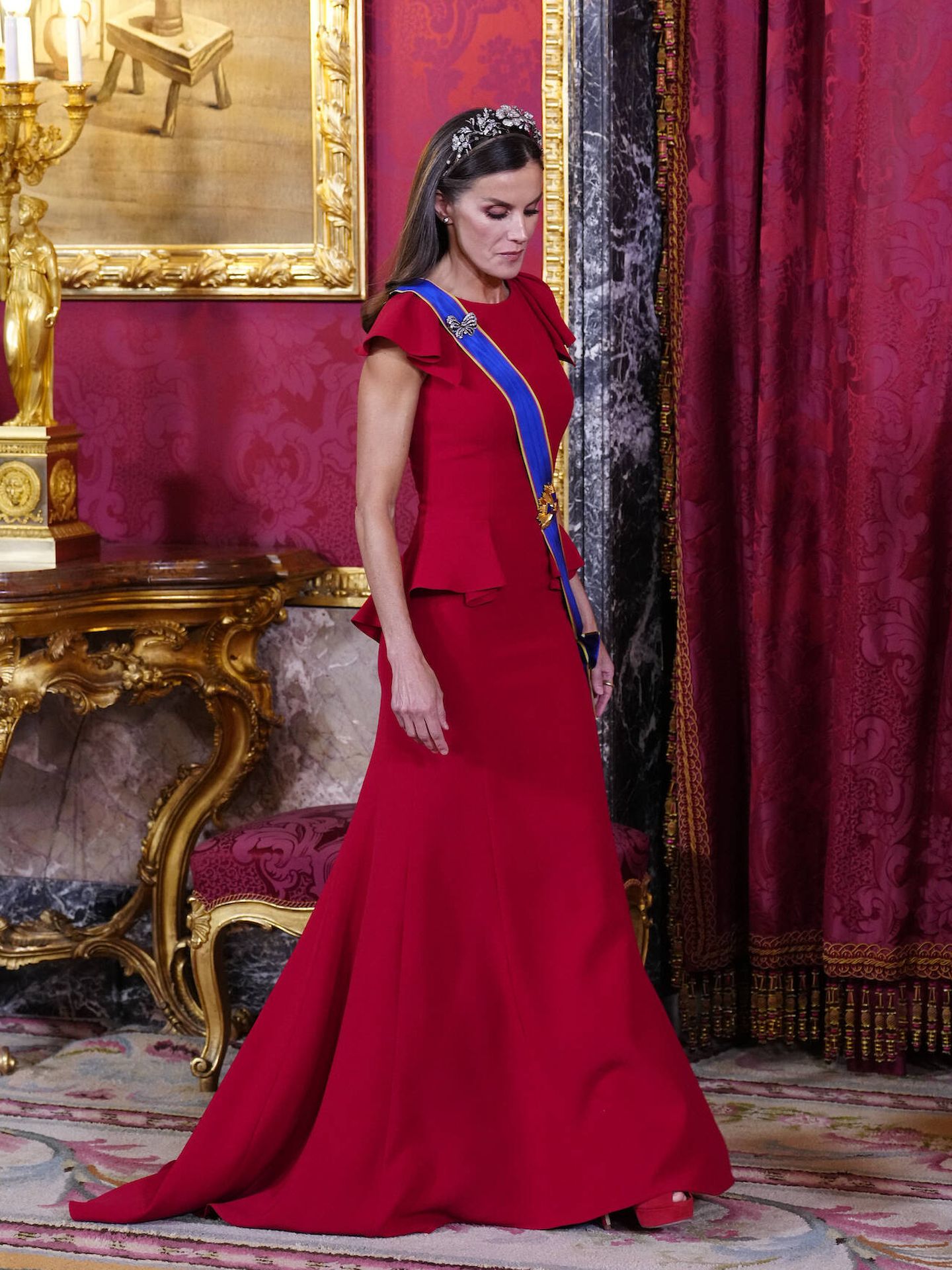 La reina Letizia, con vestido rojo de gala. (LP)