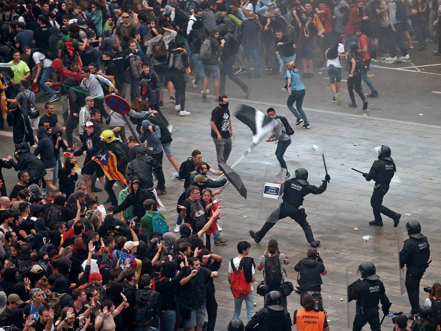 Manifestantes de Tsunami, durante el bloqueo de El Prat, enfrentándose a los Mossos. (EFE/Quique García)