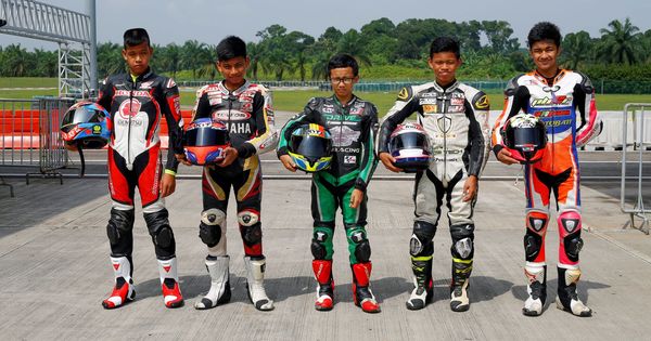 Foto: Jóvenes pilotos de 13 años entrenando este jueves en Sepang. (EFE)