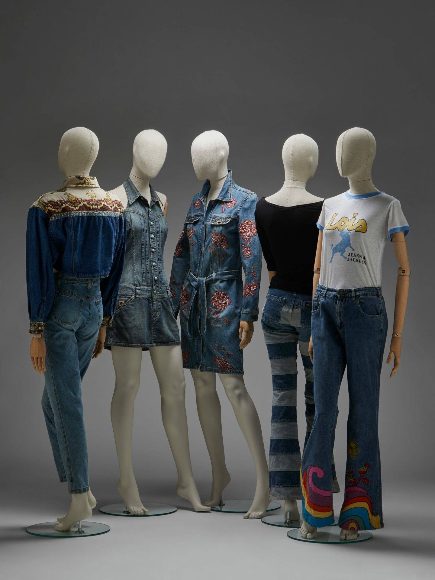 Varias piezas en tejido vaquero de la muestra 'Jeans, de la calle al Ritz'. (Cortesía)