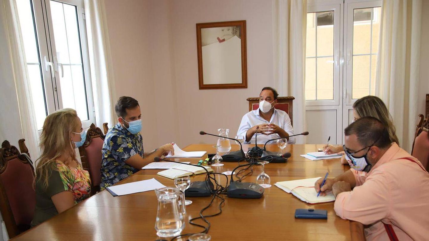 Díez se reúne en un grupo de trabajo durante su visita a Lanzarote. (Cabildo)
