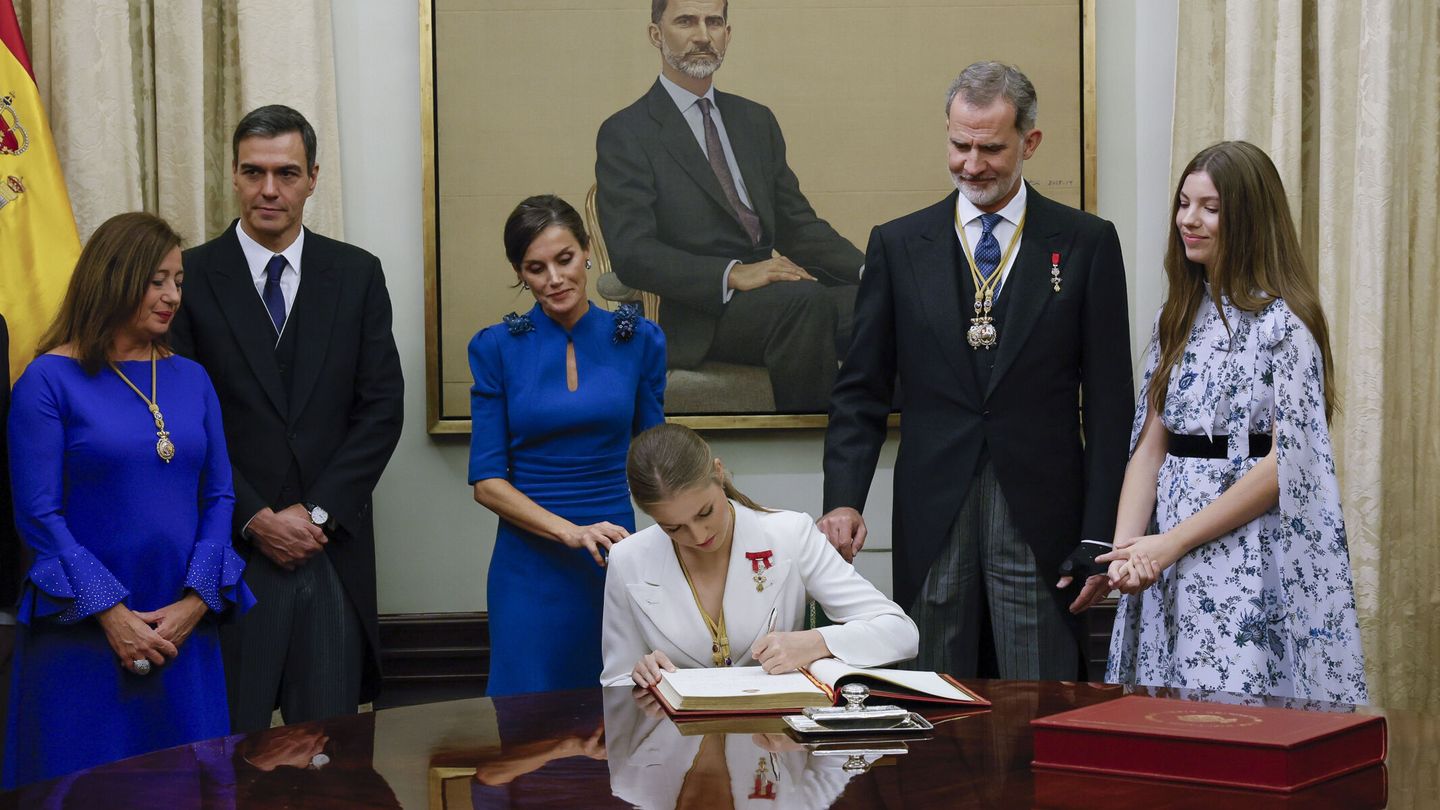  La princesa Leonor firma el libro de honor del Congreso, que estrena su segundo tomo hoy, con el acto que acontece. (EFE/Ballesteros)