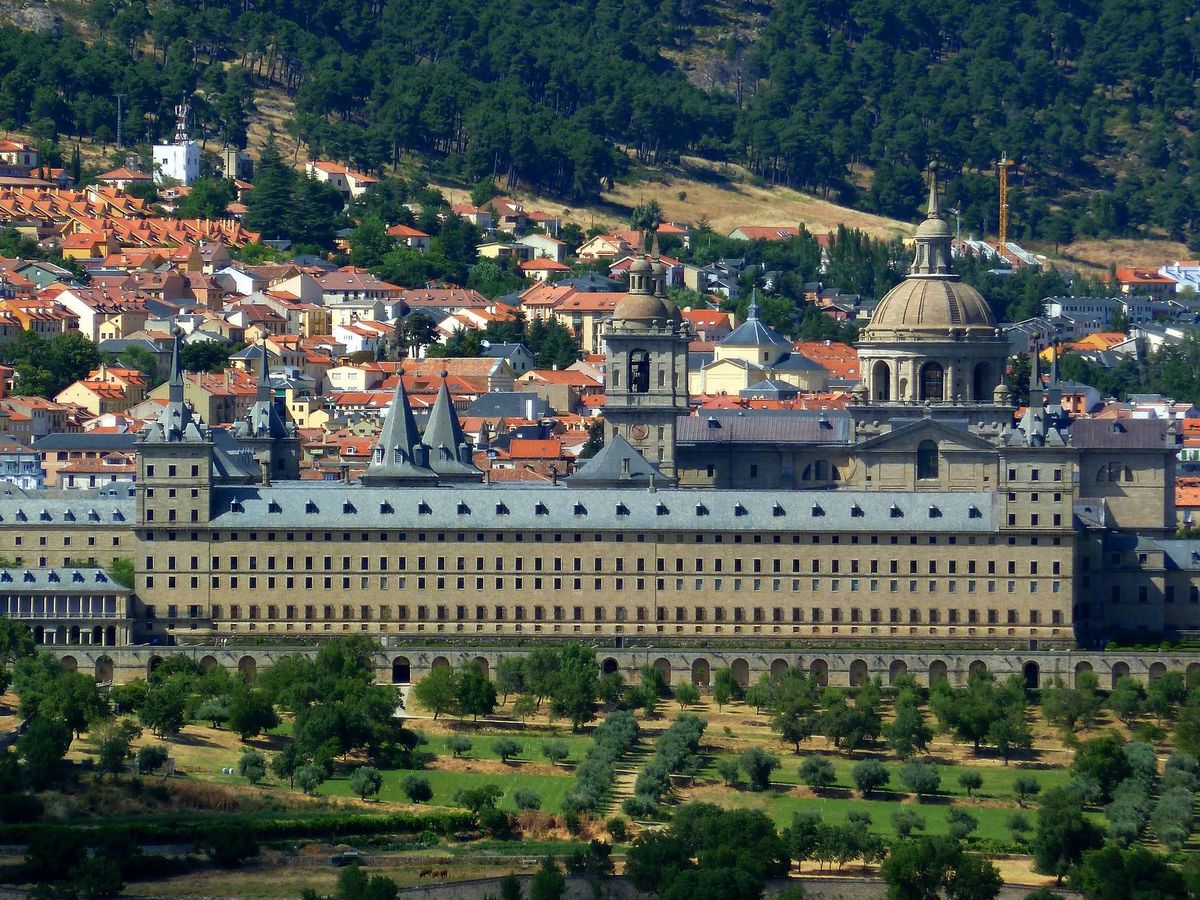 Foto: El monasterio (y el pueblo) de El Escorial.