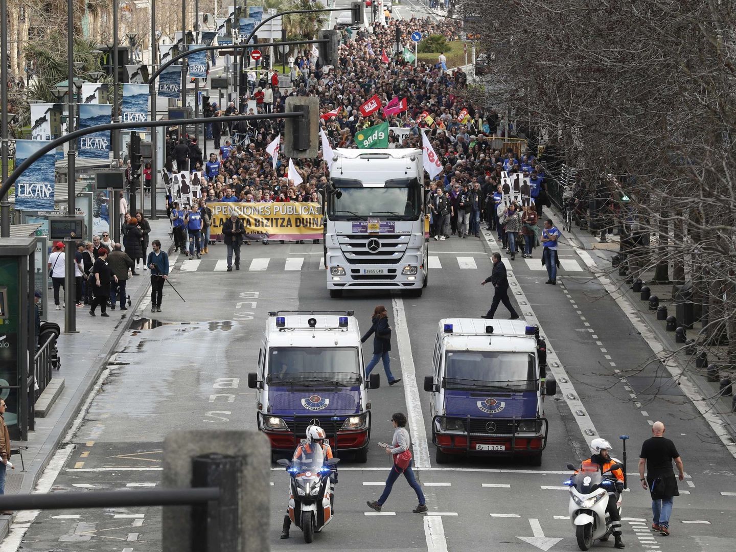 Manifestación en San Sebastián dentro de la huelga general de este jueves. (EFE)