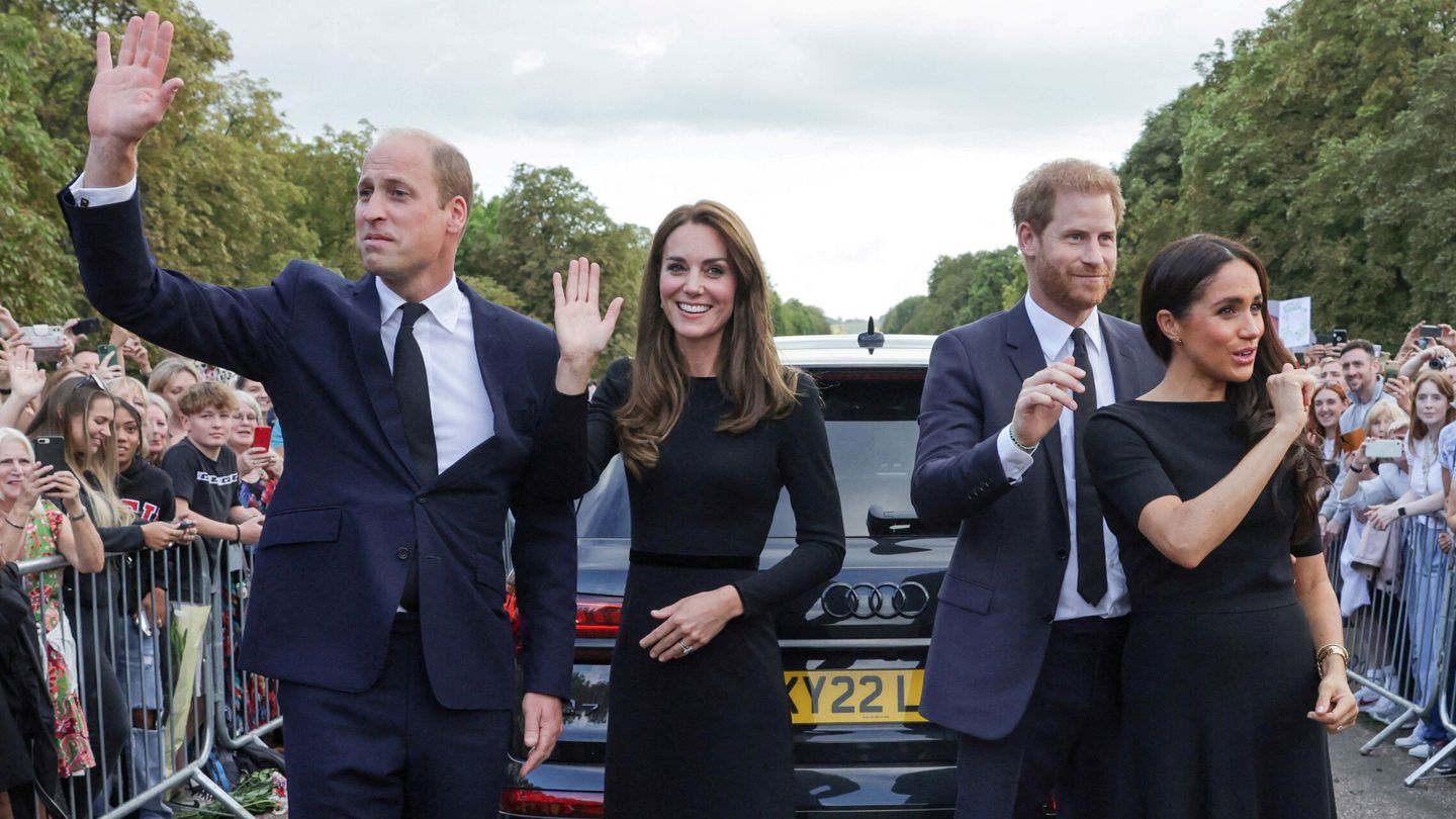 Los duques de Sussex, junto a los Gales tras el fallecimiento de Isabel II. (Reuters/Pool/Chris Jackson)