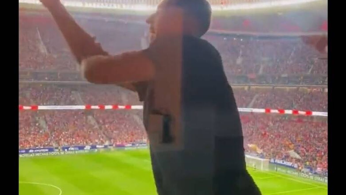 El hijo de Simeone, pillado haciendo una peineta desde el palco contra el Real Madrid