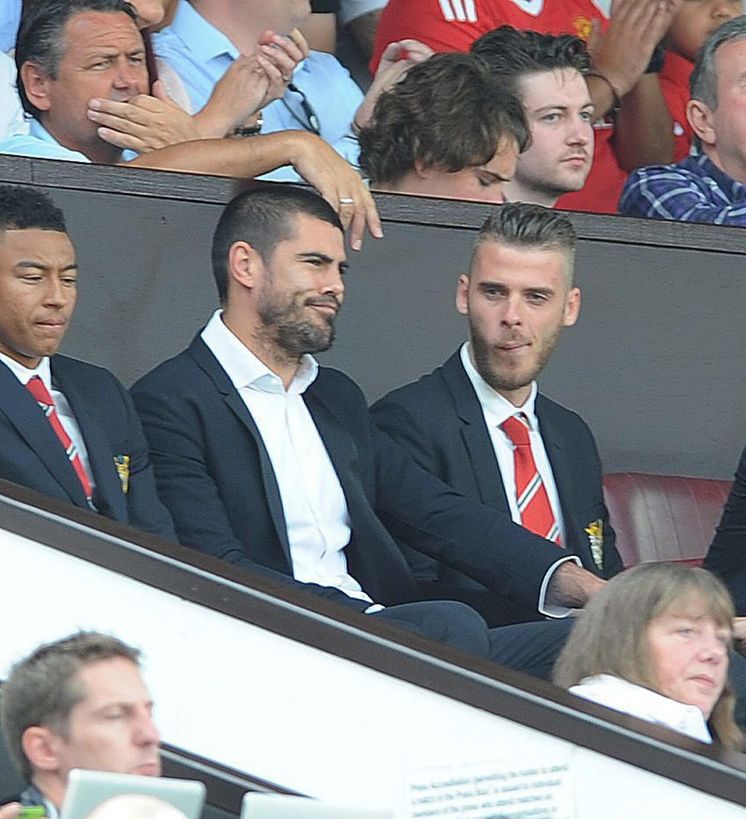 Foto: De Gea, en la grada de Old Trafford junto a Valdés, durante el Manchester United-Tottenham (EFE)