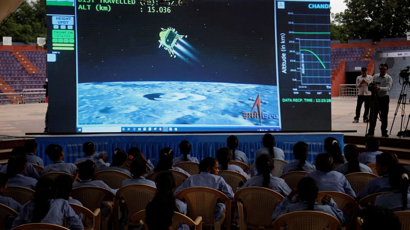 Foto: El aterrizaje de la sonda en la Luna, seguido desde la India. (REUTERS Amit Dave)