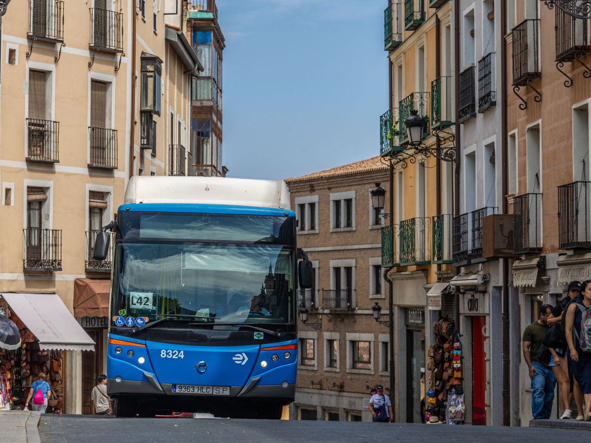 Foto: Madrid envía quince autobuses de la emt a toledo tras las inundaciones en sus cocheras