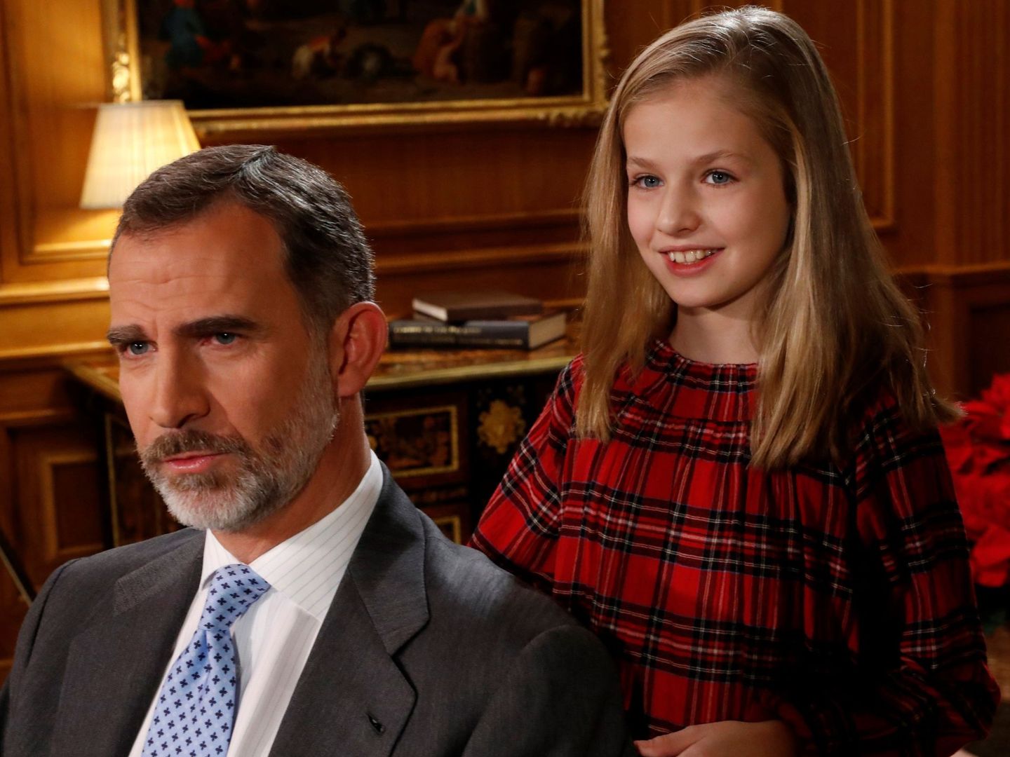 La princesa Leonor sonríe mientras su padre graba el discurso de Nochebuena. (EFE)