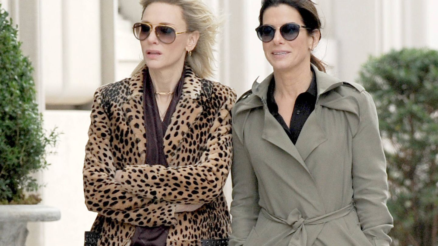 Sandra Bullock y Cate Blanchett, por las calles de Nueva York. (Gtres)