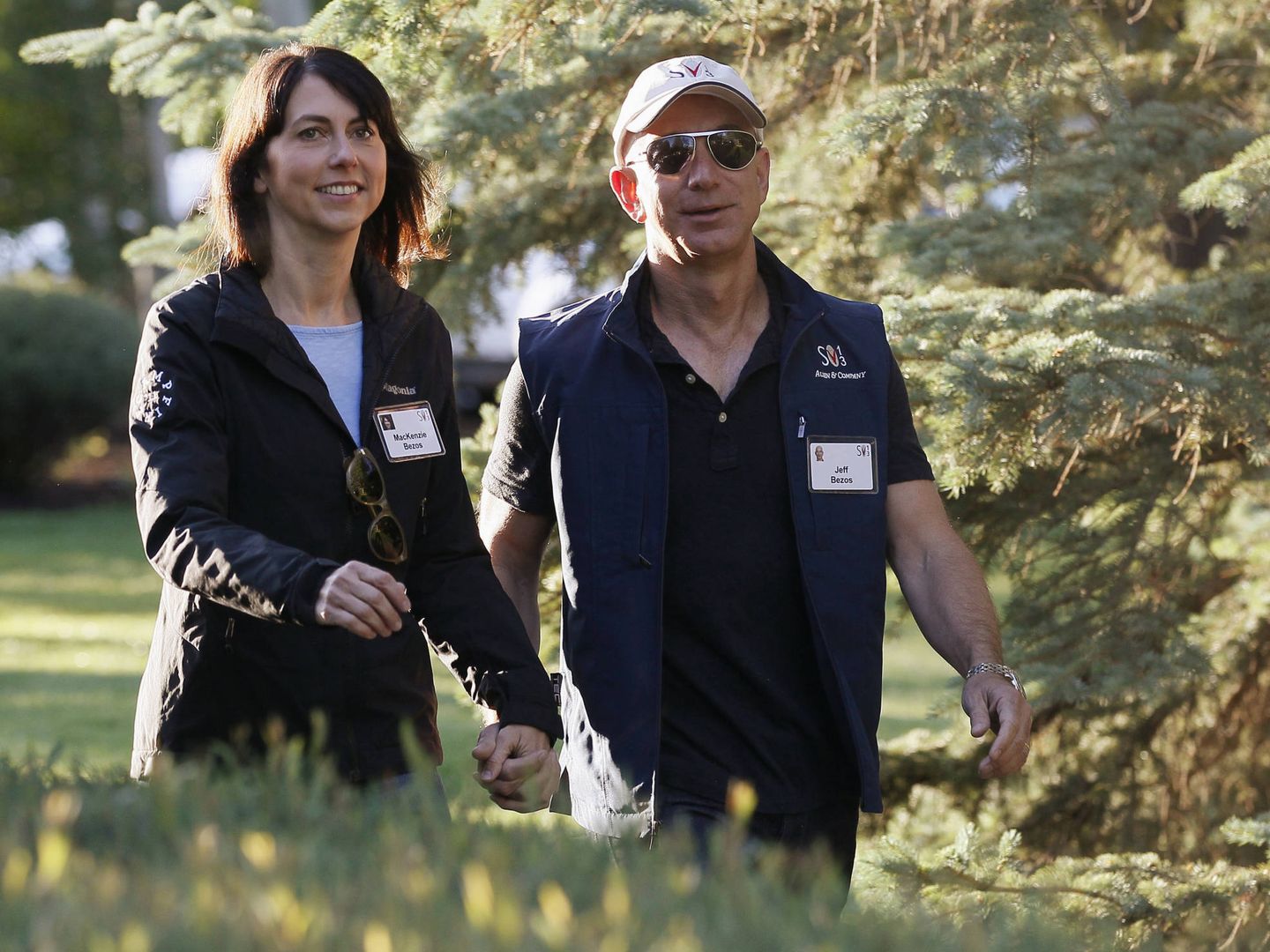 Jeff Bezos con MacKenzie, su ex, con quien visitó Villafrechós. (Reuters)