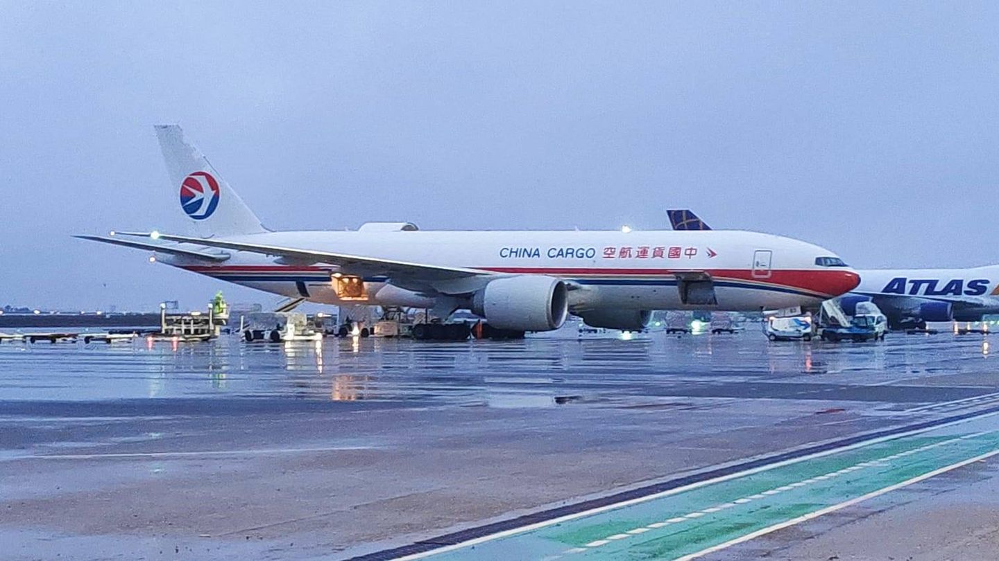 El Boeing 777 de China Cargo con material para la Comunidad Valenciana, a su llegada a Zaragoza.