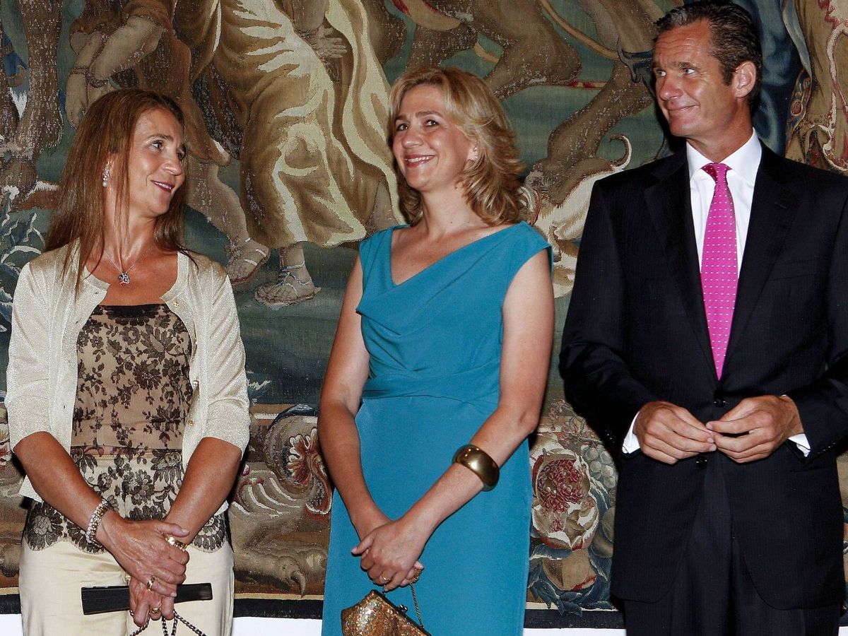 Foto: Elena y Cristina de Borbón, con Iñaki Urdangarin en la recepción de la Almudaina en 2011. (EFE)