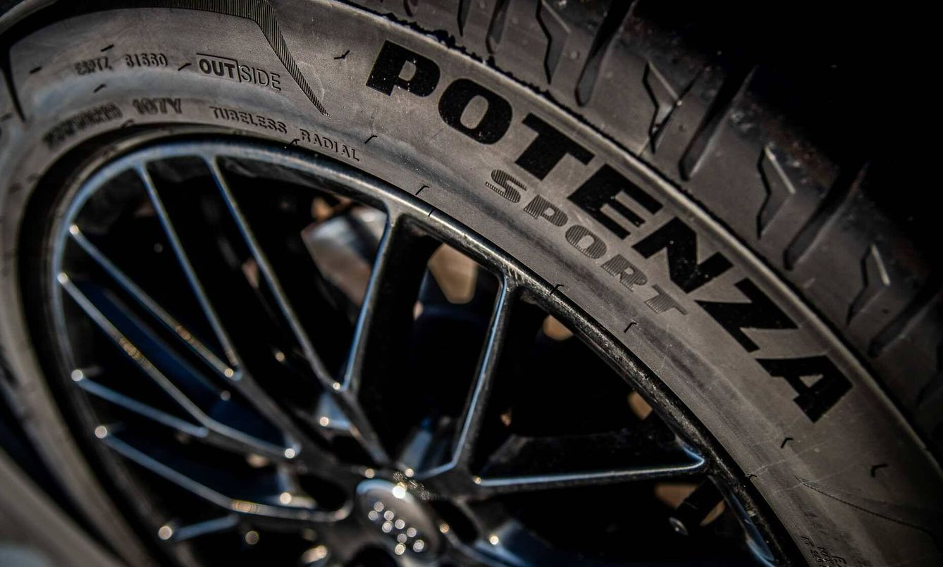 Varios fabricantes de vehículos deportivos montan de serie este neumático de altas prestaciones. 