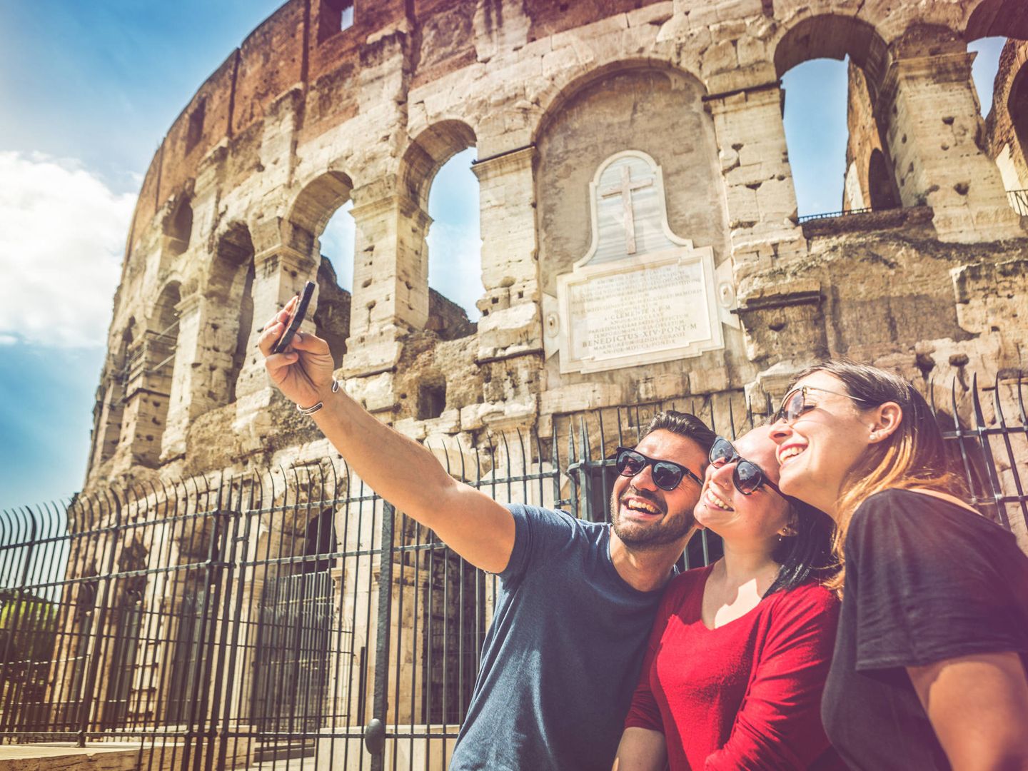 Turistas se hacen un selfie en el Coliseo. 