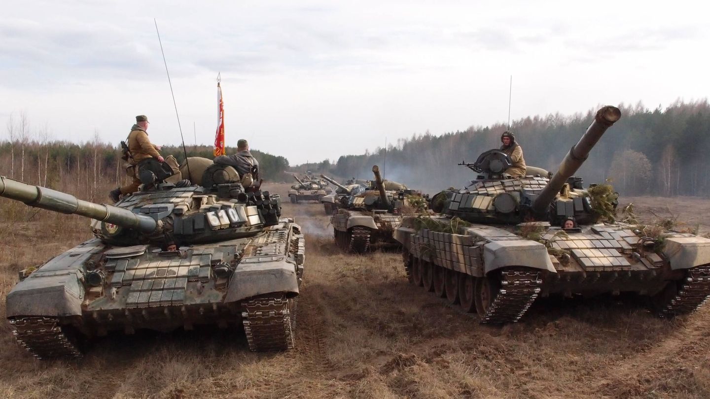 Carros de combate T-72B durante unas maniobras. (Belarus Army)
