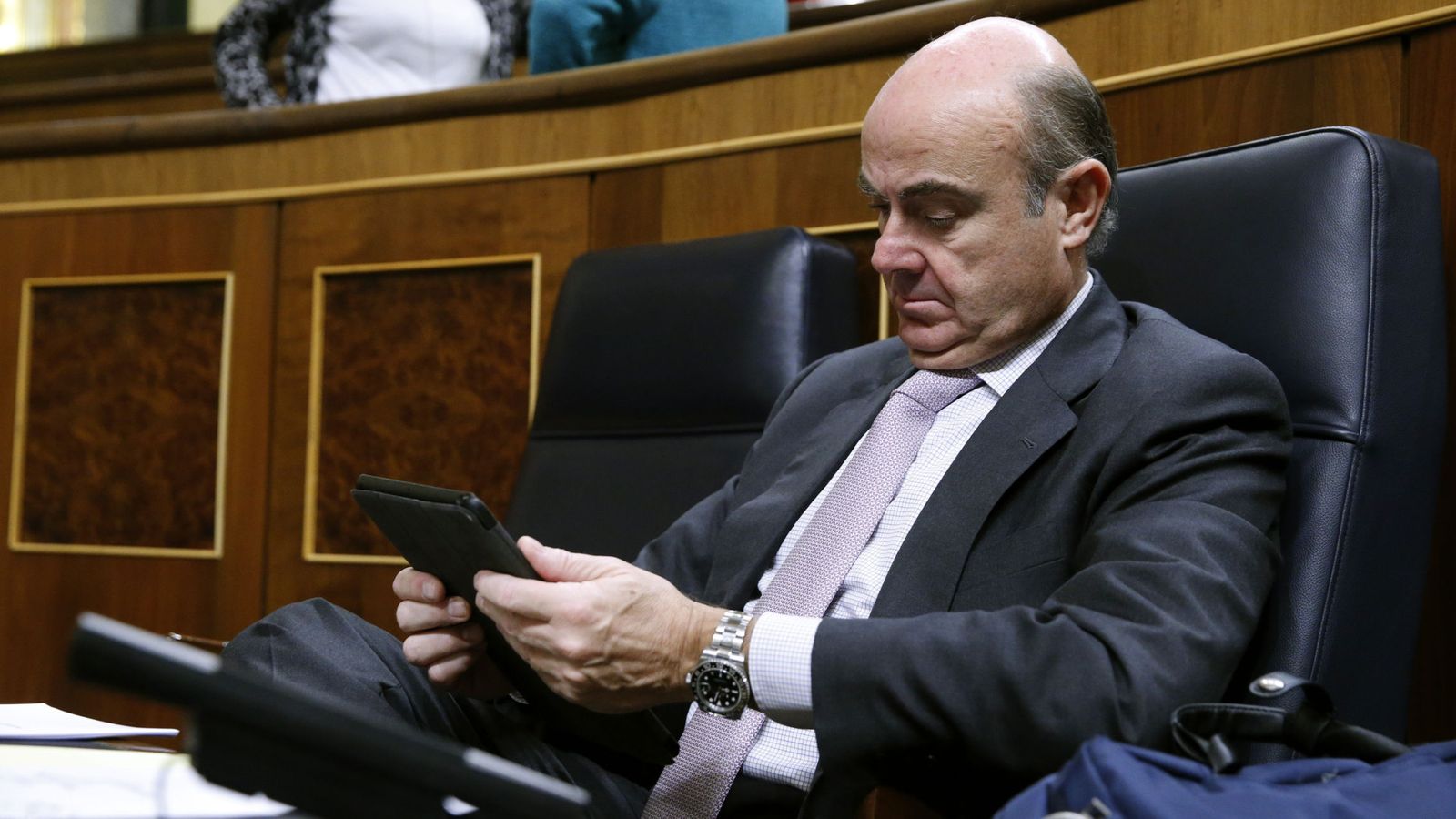 Foto: El ministro de Economía, Luis de Guindos, en el Congreso. (EFE)