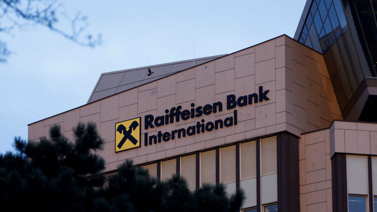 FILE PHOTO: The logo of Raiffeisen Bank International (RBI) is seen on their headquarters in Vienna, Austria, March 14, 2023. REUTERS Leonhard Foeger File Photo