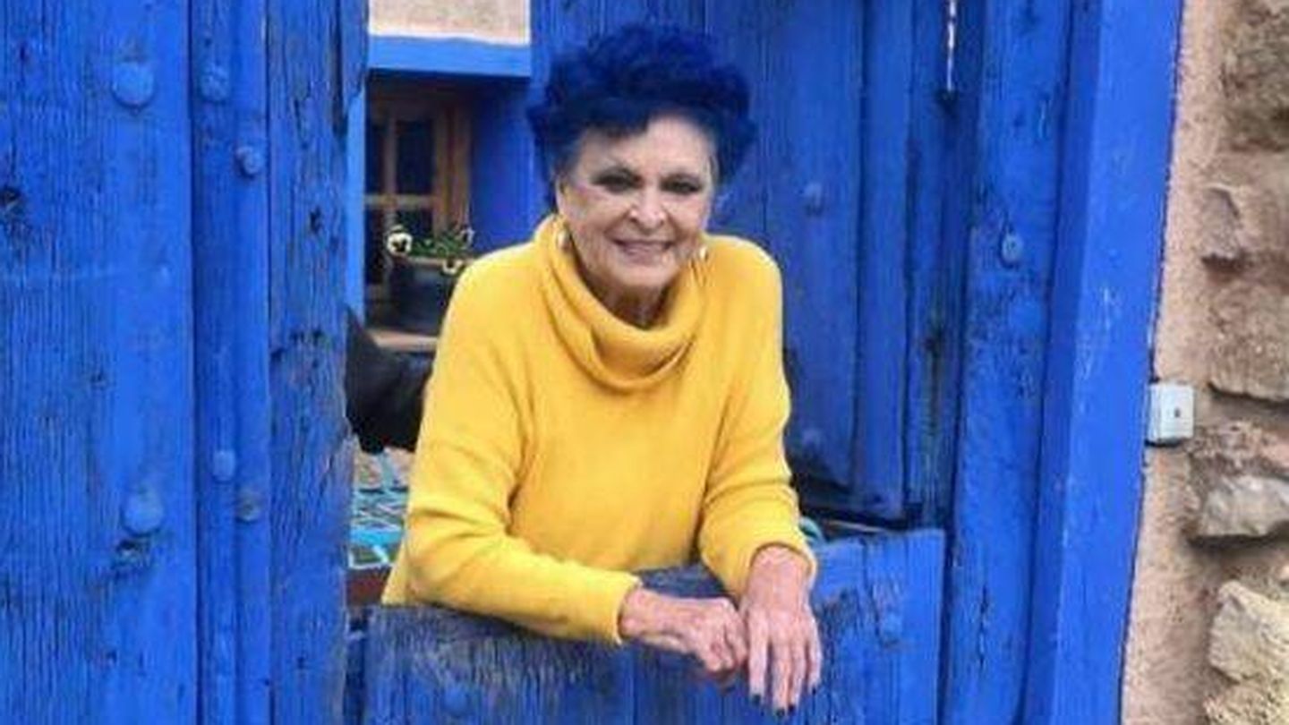 Lucía Bosé, en la entrada de su casa azul. (IG @lucia_bose)