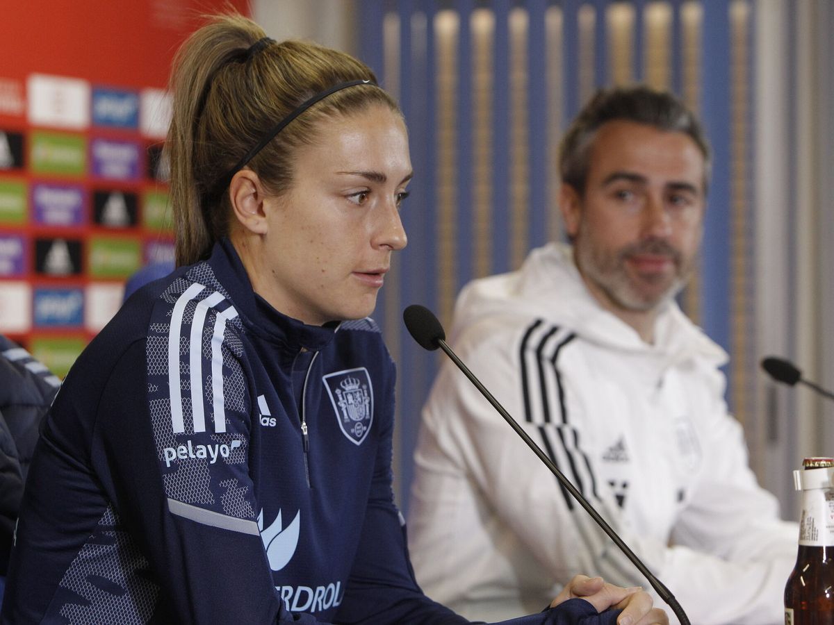 Photo: Alexia Putellas, together with Vilda, at a press conference.  (EFE/Morell) 