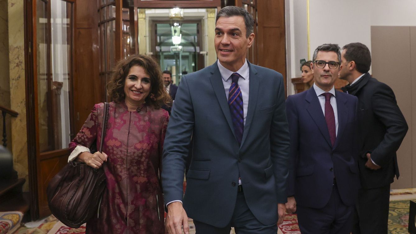 Foto: El presidente del Gobierno, Pedro Sánchez (c), junto a la ministra de Hacienda, María Jesús Montero (i), y el ministro de la Presidencia, Félix Bolaños (d), antes de la votación de los Presupuestos. (EFE/Kiko Huesca)