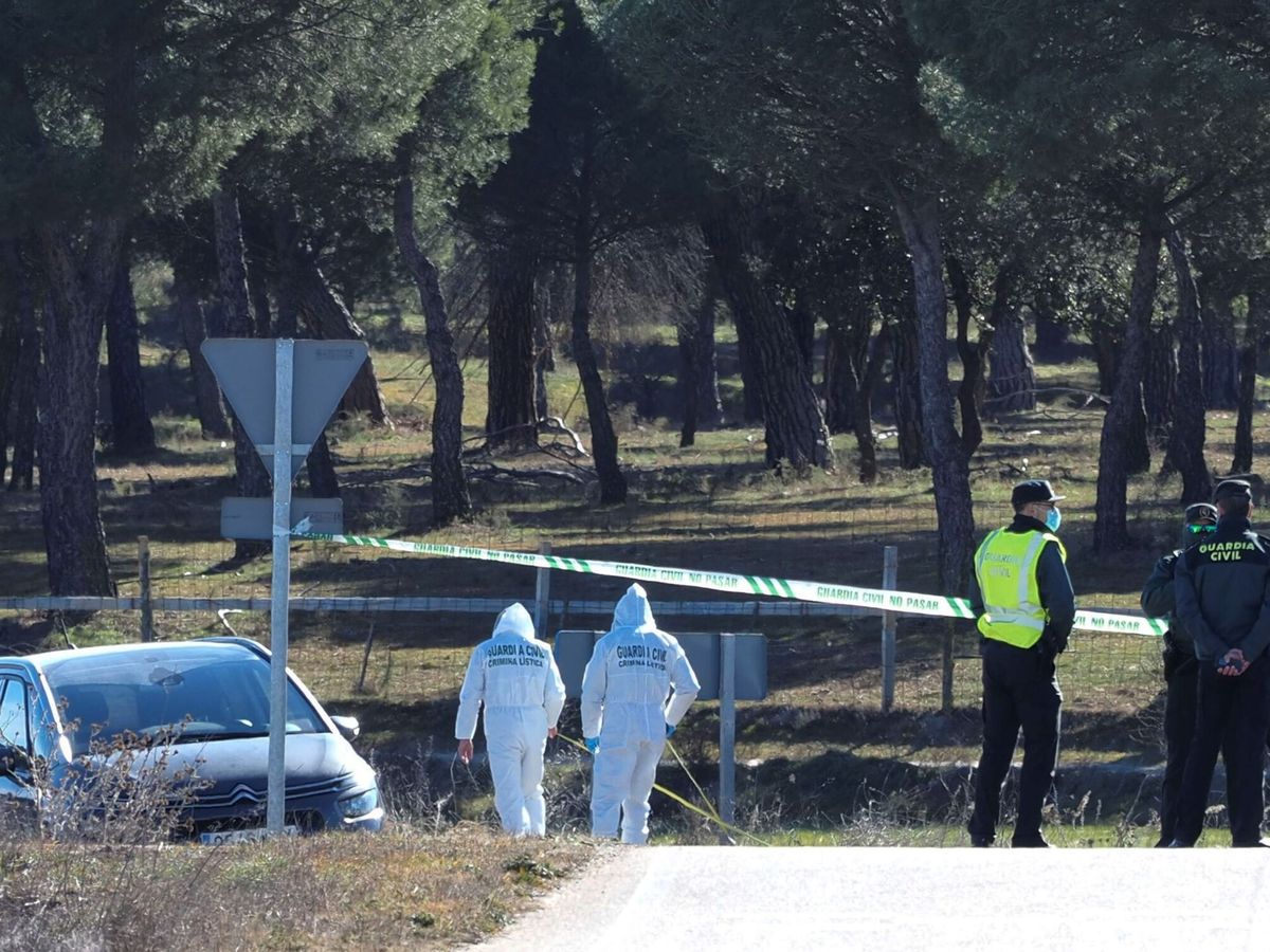 Foto: La Guardia Civil controlando el acceso a la zona donde se ha encontrado el cuerpo de Esther López. (EFE/R. García)
