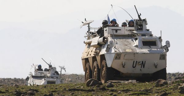 Foto: Efectivos españoles de la UNIFIL patrullan la frontera en blindados, cerca del pueblo de Al-Ghajar, en Líbano. (Reuters) 