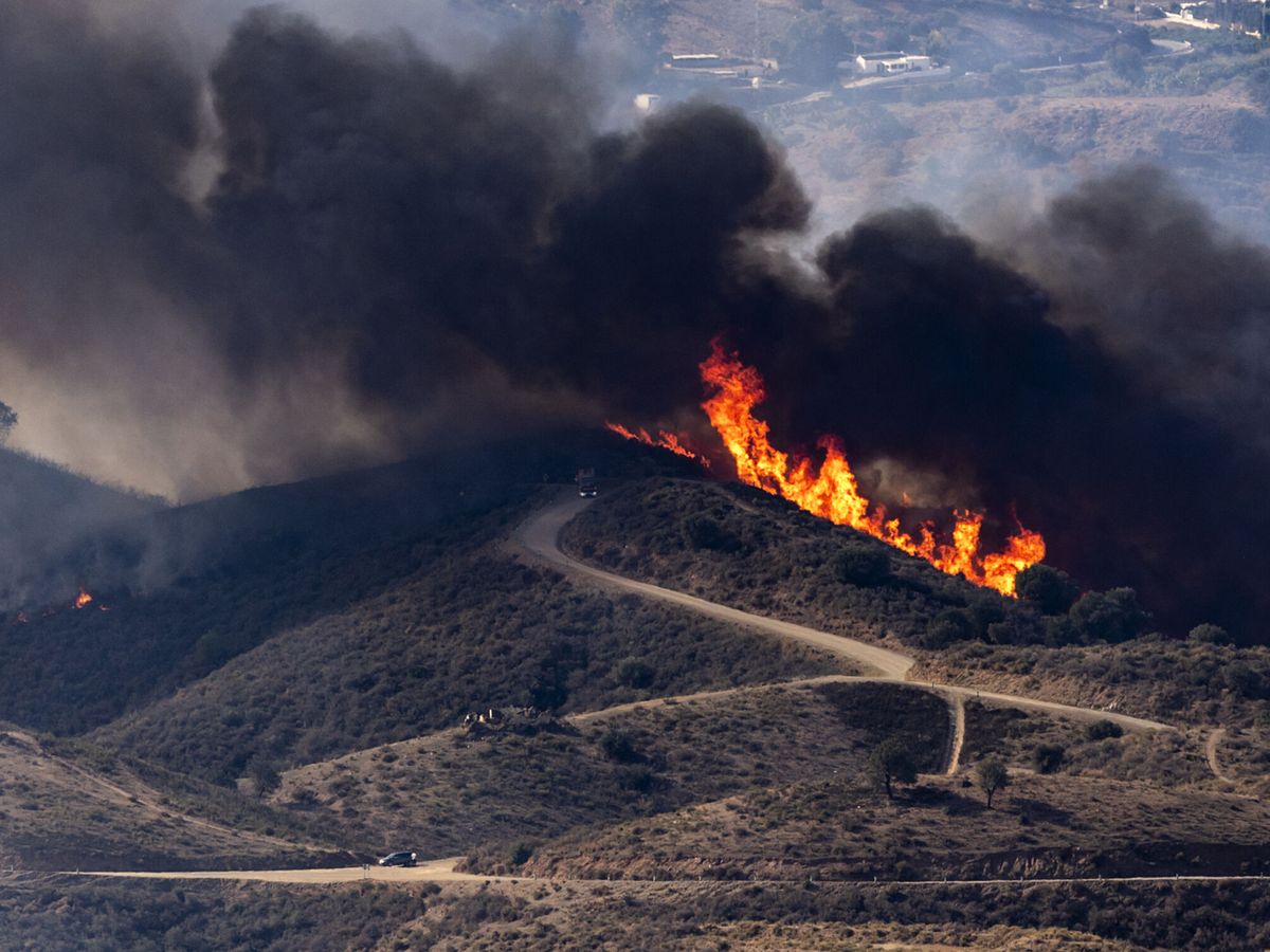 Foto: Un incendio en Mijas (Málaga) en una imagen de archivo. (EFE/Daniel Pérez)