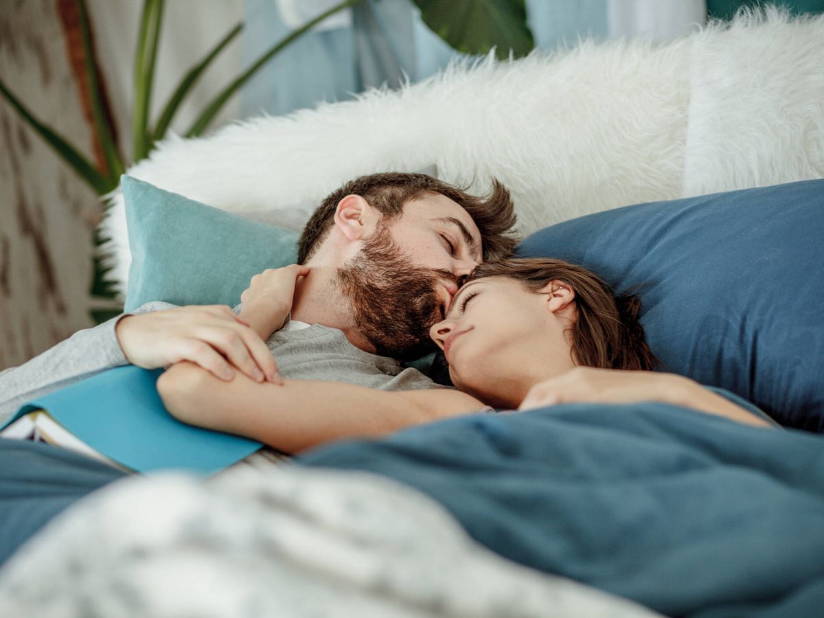 Te quedas dormido viendo una película con tu pareja? Aquí está la  explicación