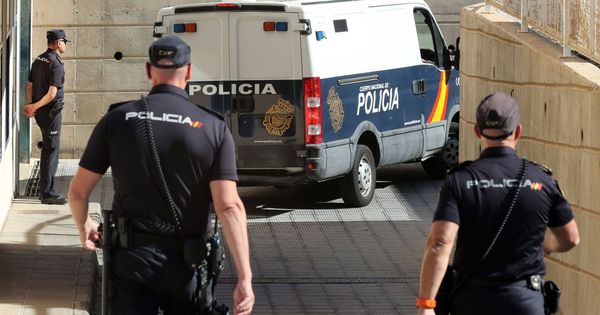 Foto: Un furgón policial accede a los Juzgados de Gran Canaria. (EFE)