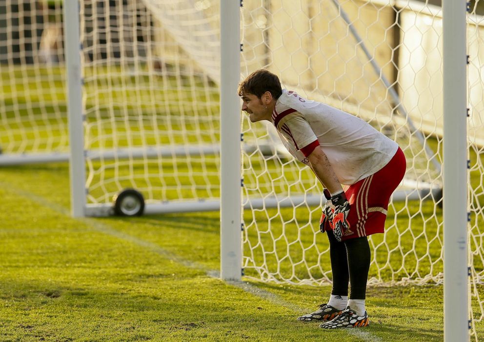 Foto: Iker, pensativo, durante un entrenamiento de la selección española de fútbol en brasil