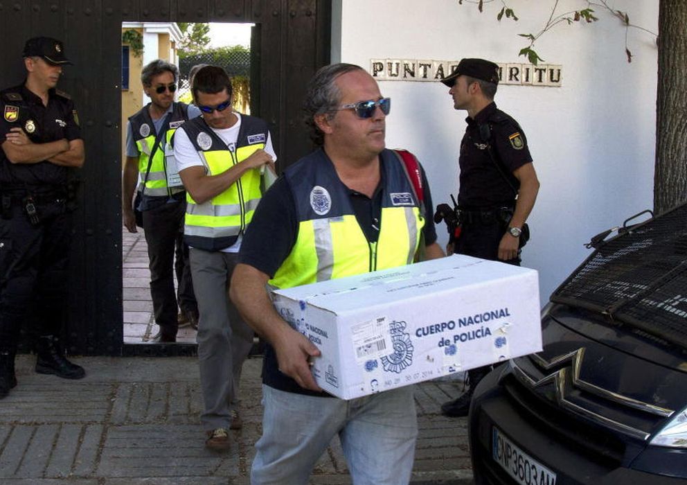 Foto: Registro policial en el marco de la operación Edu (Efe)