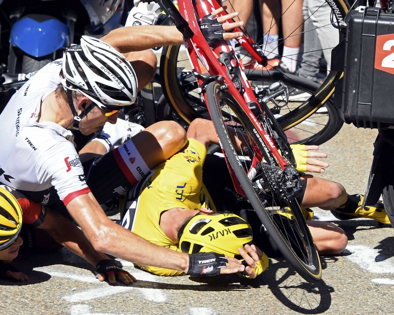 Froome también cayó en la 12ª etapa del Tour. (Reuters)
