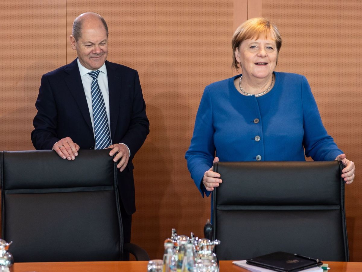 Foto: La canciller alemana, Angela Merkel, junto al titular de Finanzas, Olaf Scholz, en Berlín. (EFE)
