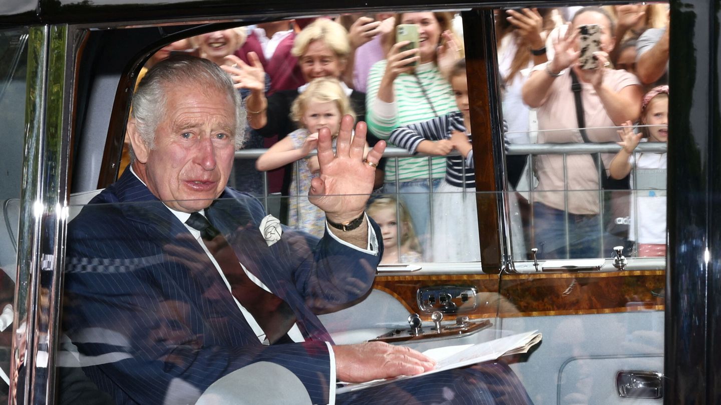 Carlos III, dirigiéndose al palacio de Buckingham. (Reuters/Henry Nicholls)