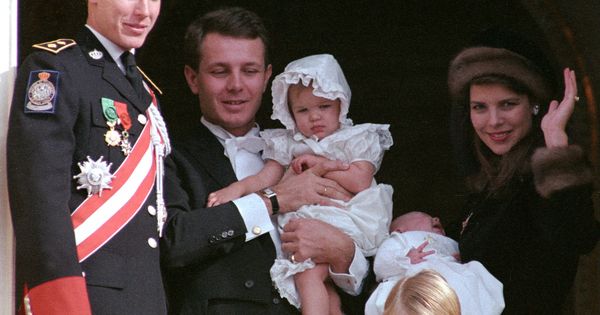 Foto: Stefano Casiraghi y Carolina, junto a sus hijos y Alberto de Mónaco en noviembre de 1987. (Reuters)