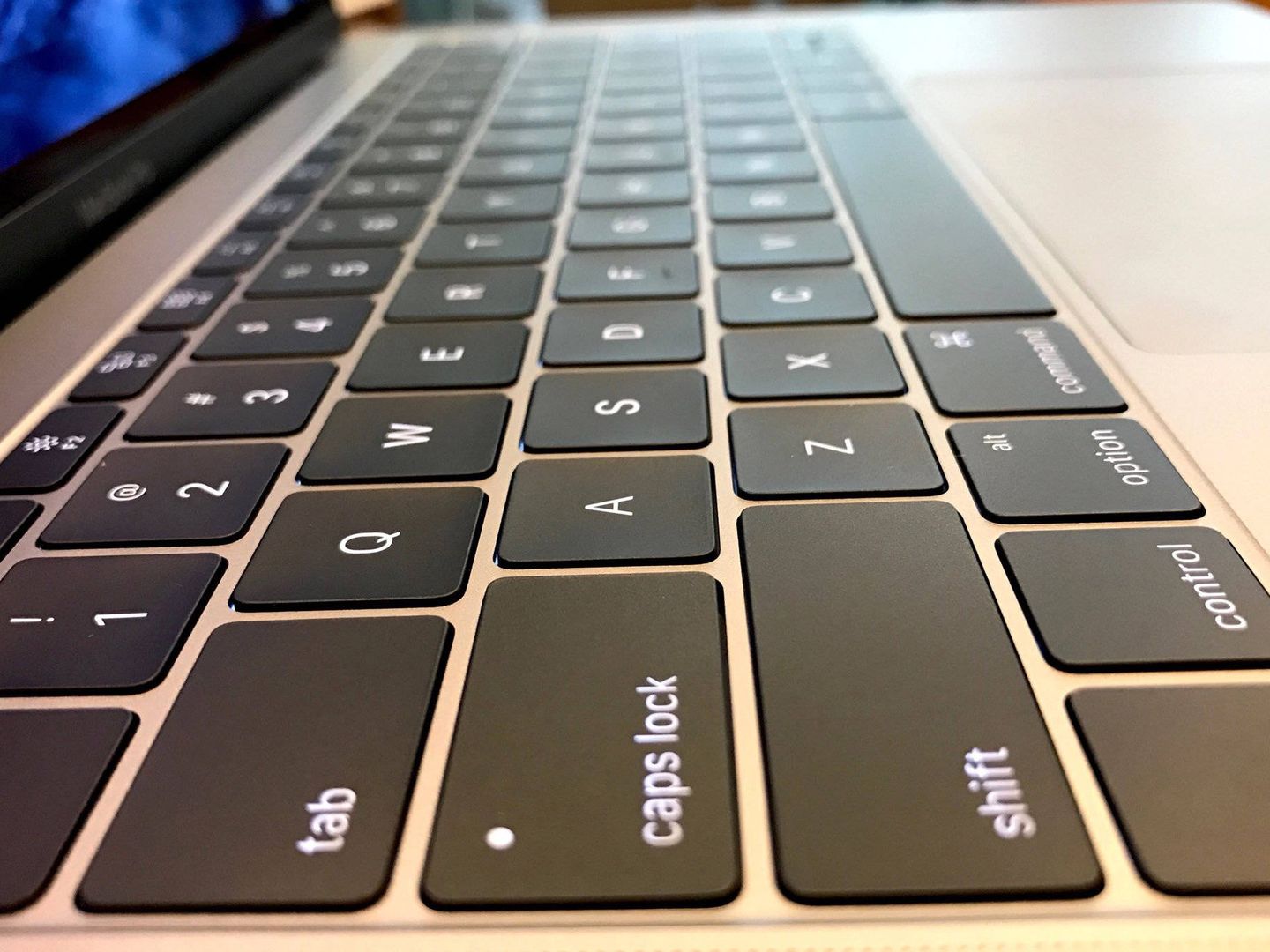 El teclado del MacBook en el que se levantan o encajan las teclas