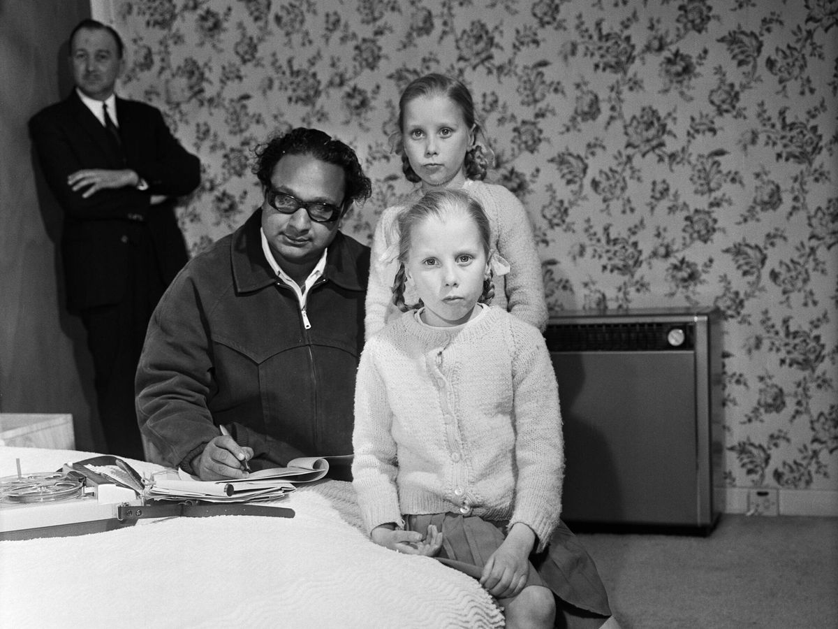 Foto: El doctor Banerjee acudió a casa de los Pollock desde la India para entrevistar a las dos gemelas en relación con su investigación sobre la percepción extrasensorial y la telepatía en abril de 1966. (Getty)