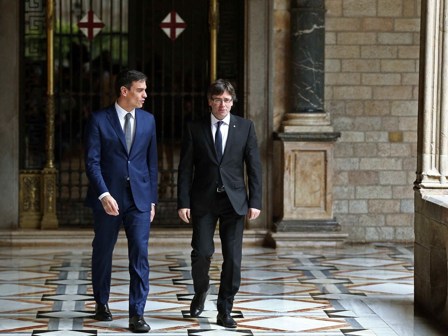 Puigdemont y Sánchez, al inicio de su reunión en marzo de 2016. (EFE)