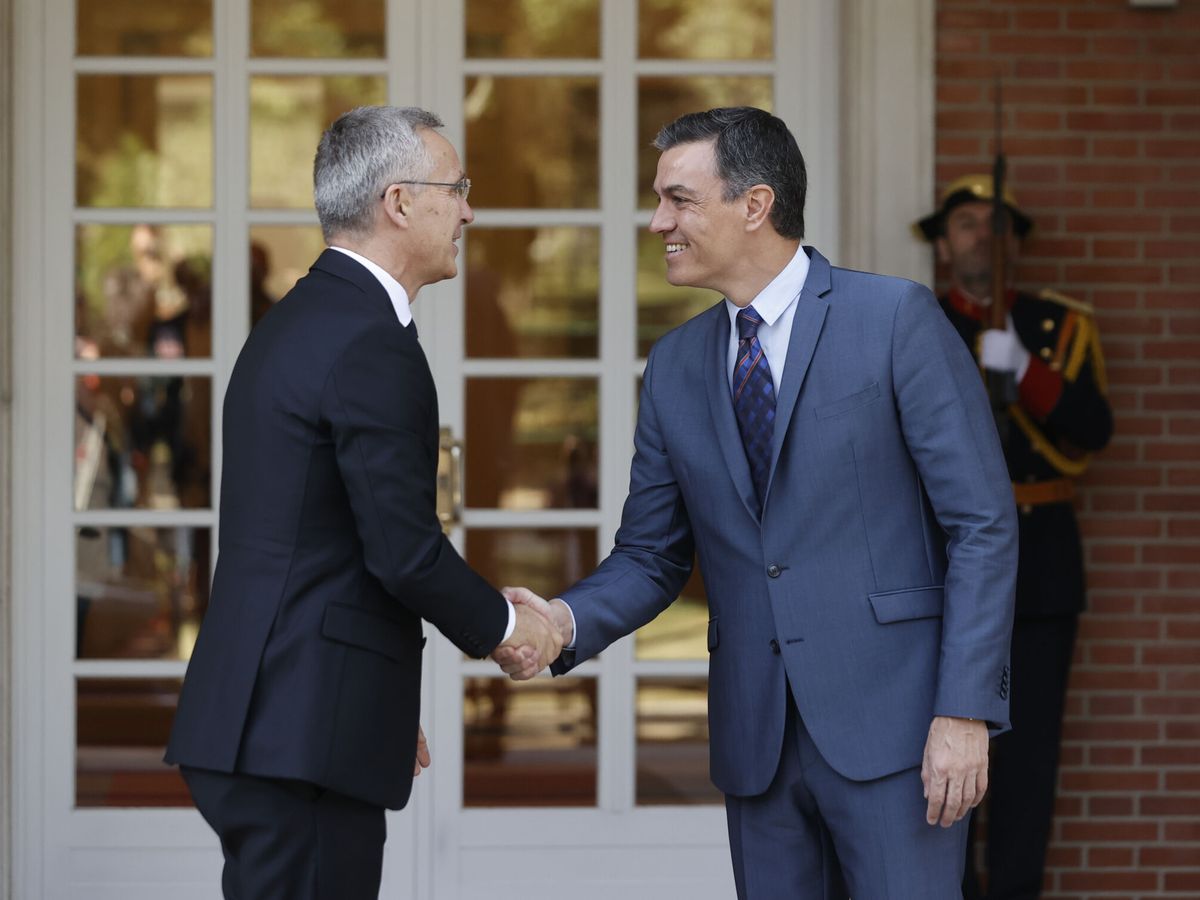 Foto: El presidente del Gobierno, Pedro Sánchez (d), y el secretario general de la OTAN, Jeans Stoltenberg, en Madrid. (EFE/Emilio Naranjo)