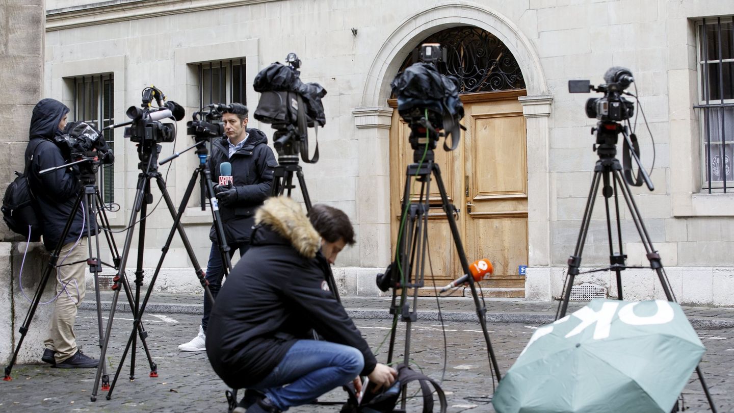 Los medios españoles, en la puerta del domicilio ginebrino de la infanta Cristina. (EFE)
