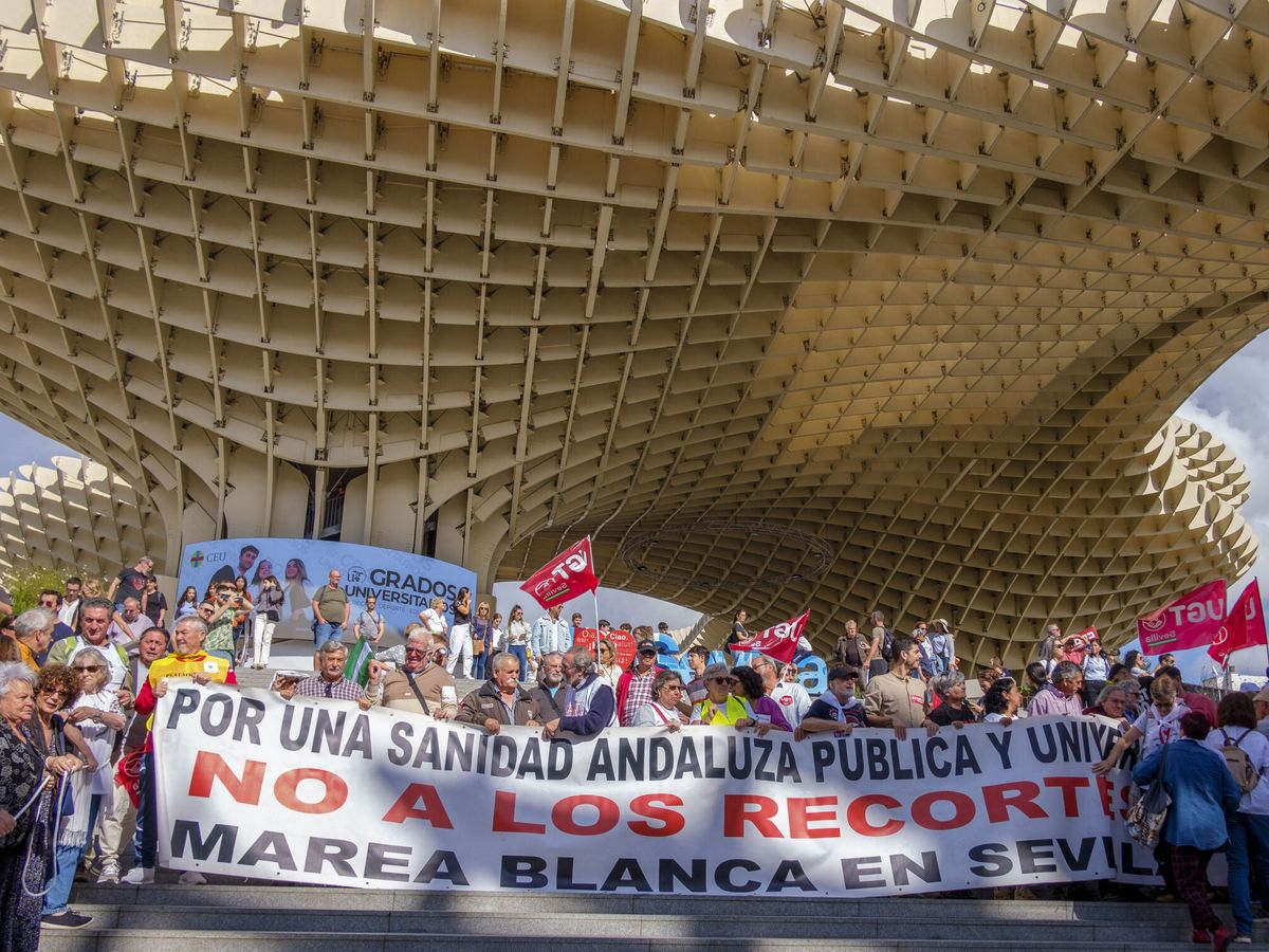 Foto: Manifestación de la Marea Blanca en Sevilla, en octubre. (EFE/Julio Muñoz)