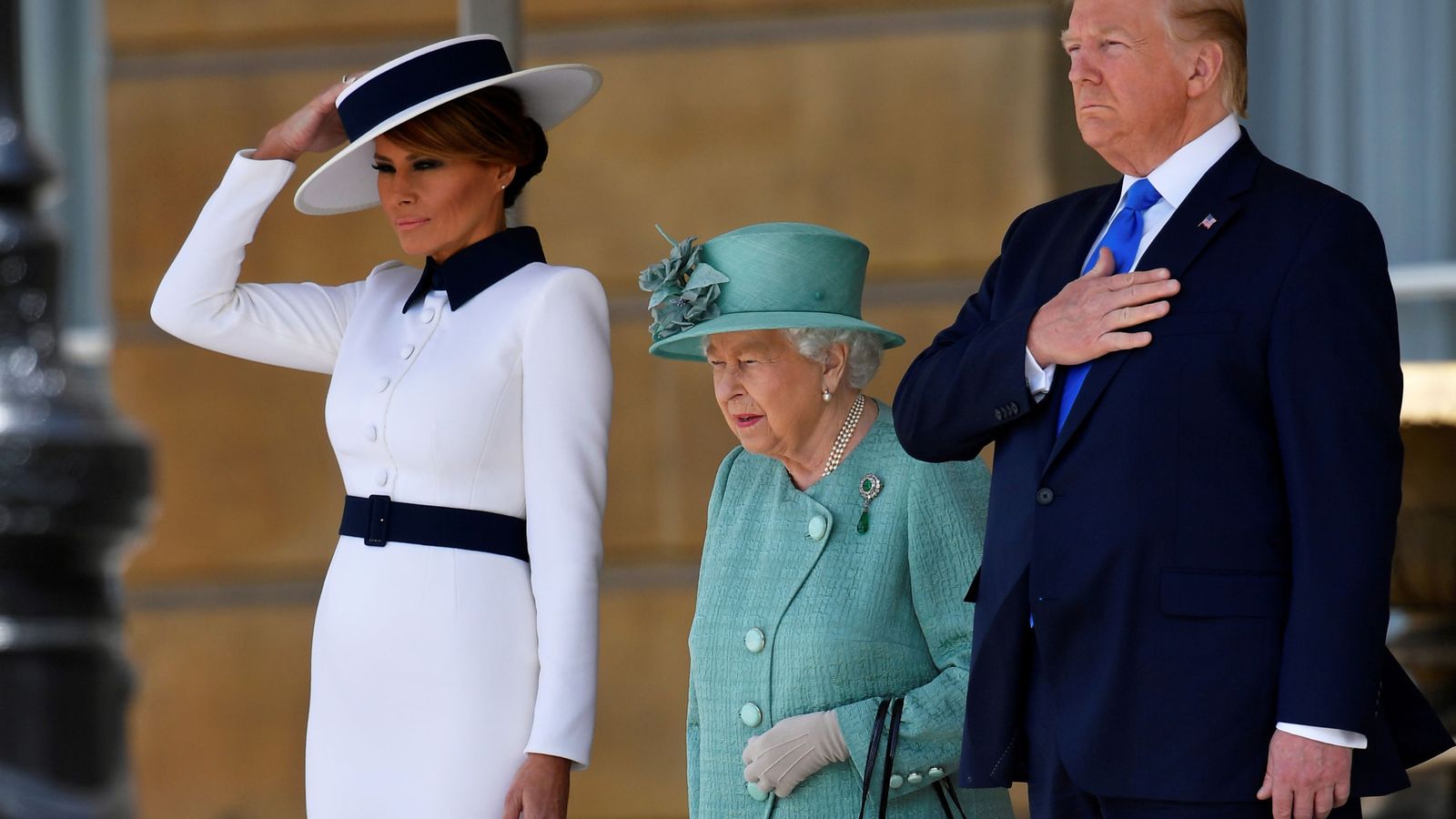 Foto: Melania y Donald Trump, junto a la reina de Inglaterra. (Reuters)