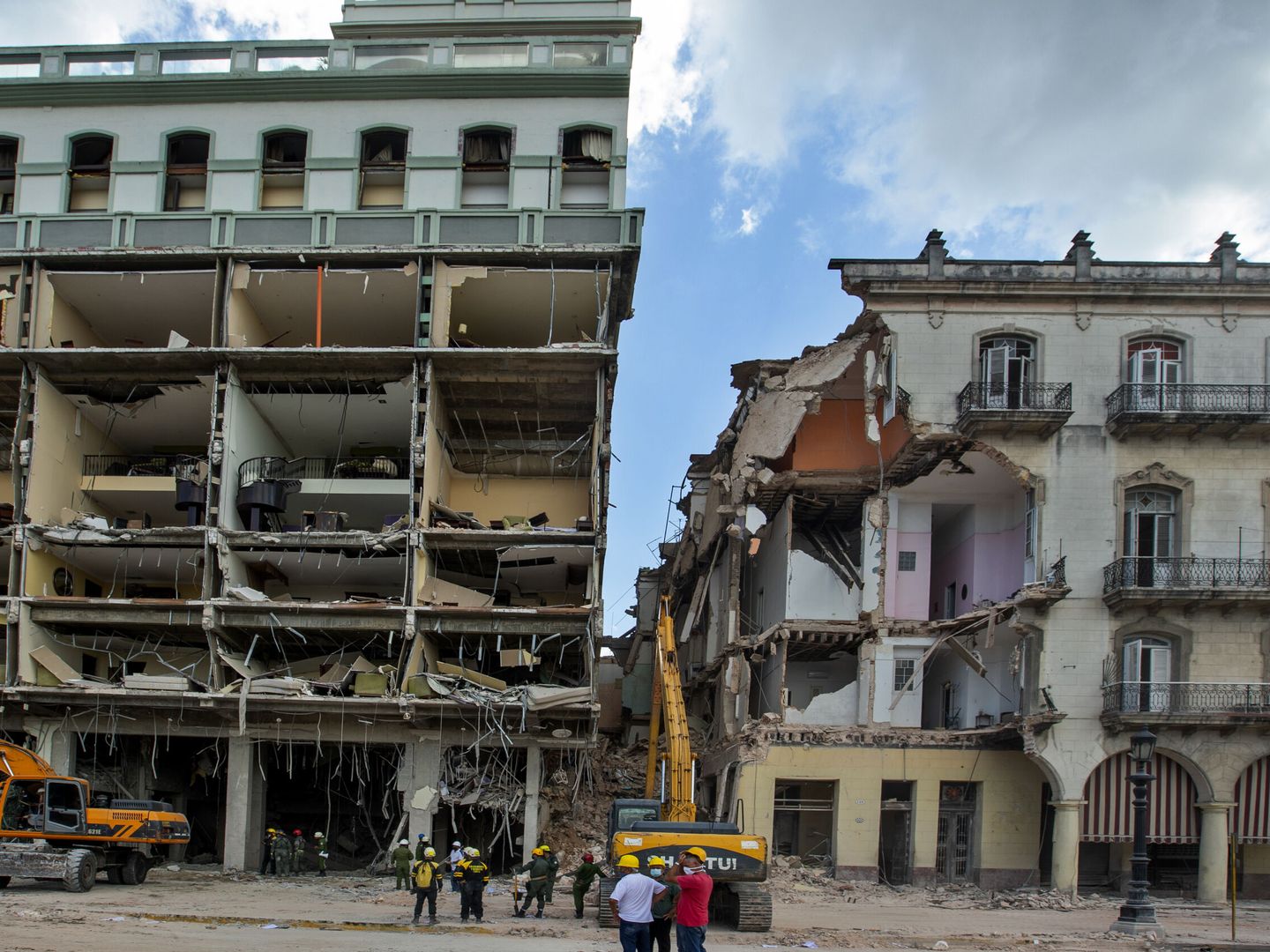 Vista general de las labores de rescate en el destruido hotel Saratoga. (EFE/Yander Zamora)